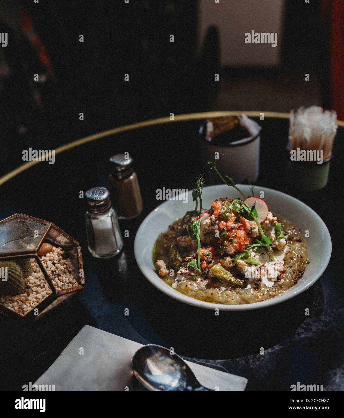 piatto arabo con carne e verdure Foto Stock