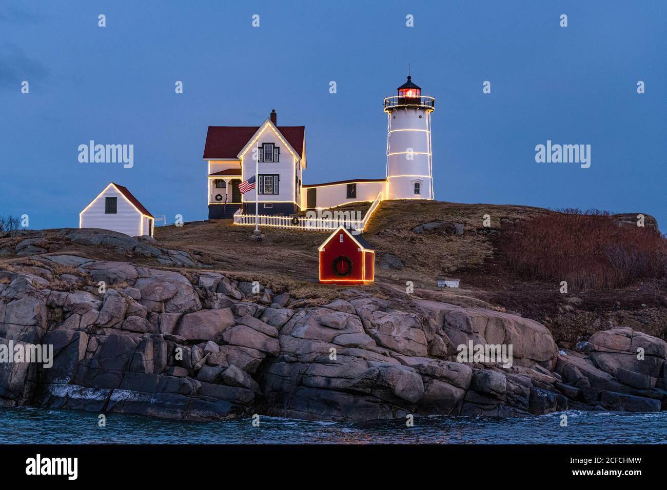 Il faro di Nubble, come il faro di Cape Neddick è spesso chiamato, si trova sulla York Beach, Maine, Stati Uniti, Oceano Atlantico. E' decorata con luci durin Foto Stock
