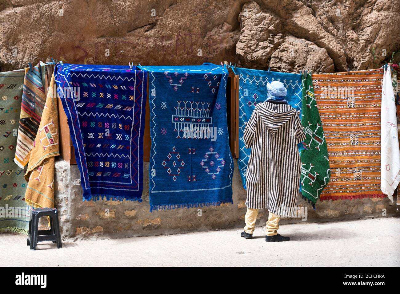 Fornitore di tappeti, fiume papà, Marocco, Gola del papà, artigianato tradizionale, arabo, berbero Foto Stock