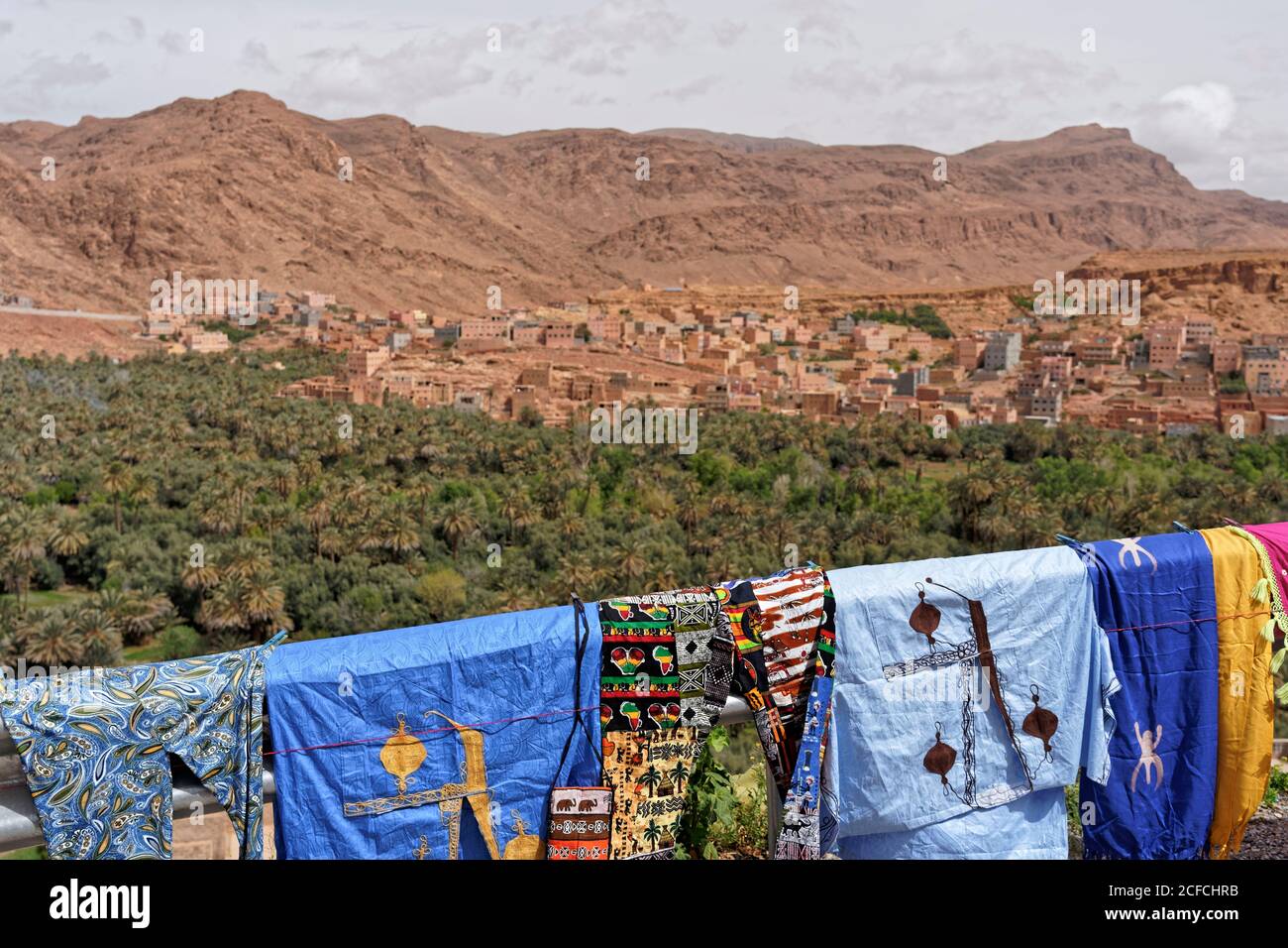 Abbigliamento tinto, creativo, Marocco, venditori ambulanti, villaggio vicino alla Gola di Dad Foto Stock