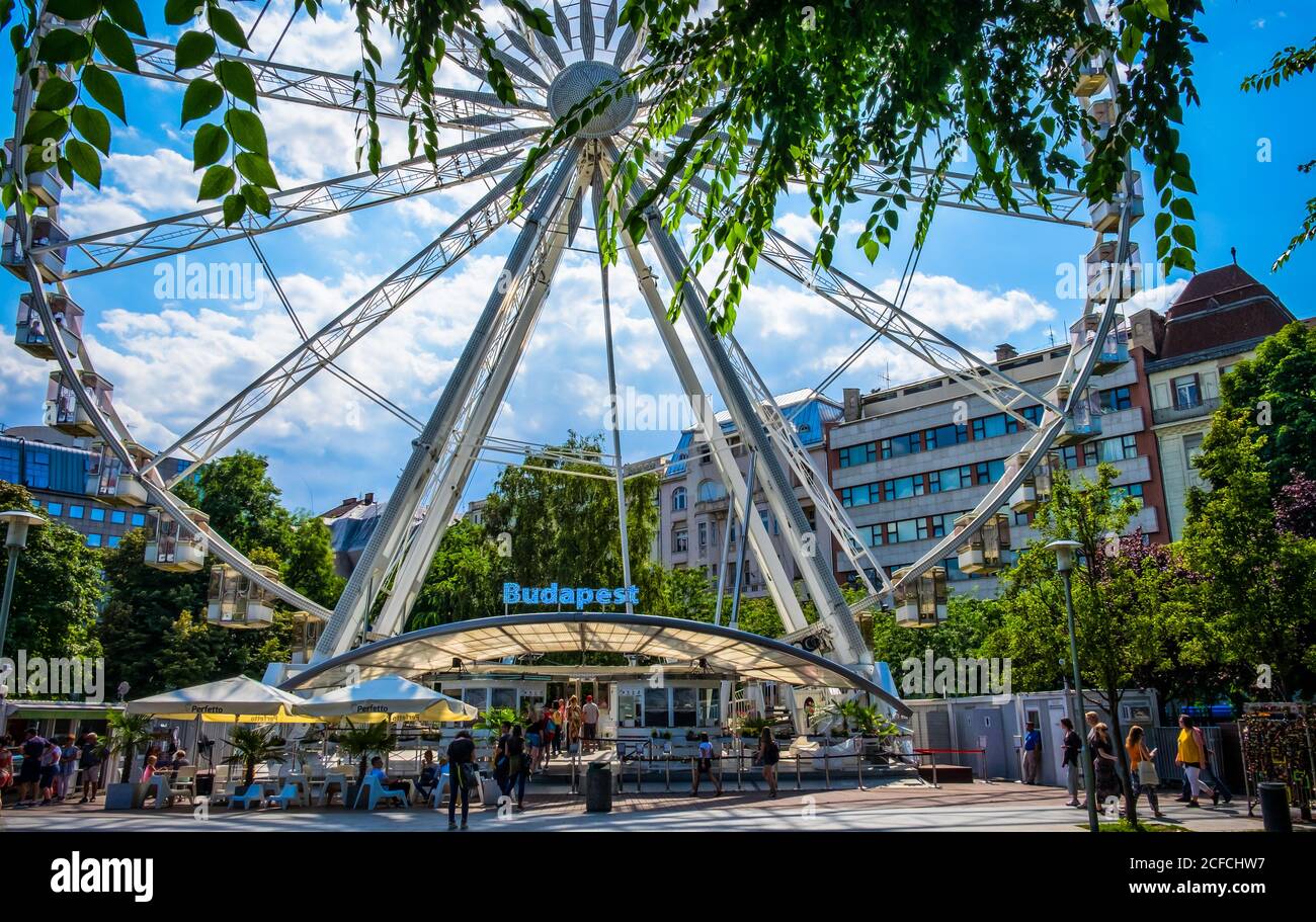 Budapest, Ungheria, 2019 agosto, ingresso della ruota panoramica in Piazza Erzsébet Foto Stock
