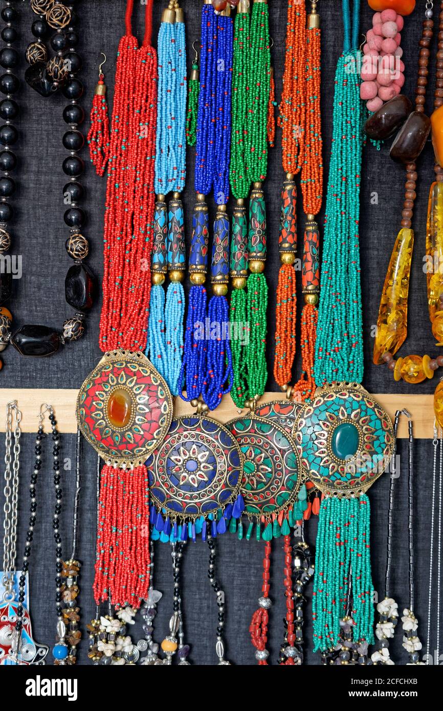 Lavoro di beadwork, creativo, Marocco, collane, venditore di strada, commercio, arabo, berbero Foto Stock