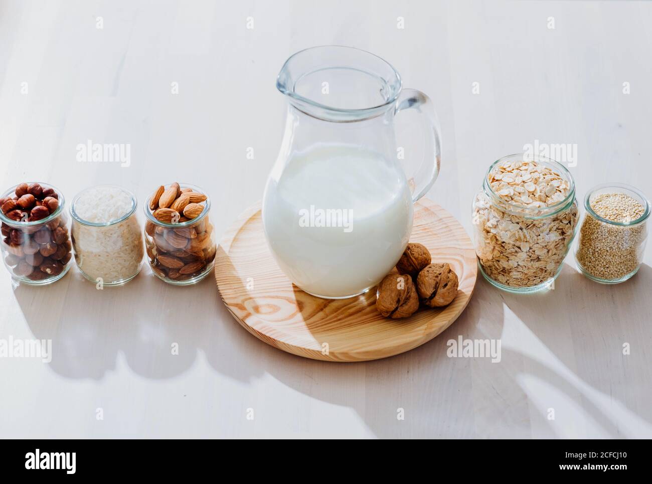 Ingredienti per la preparazione del latte vegano sul tavolo Foto Stock