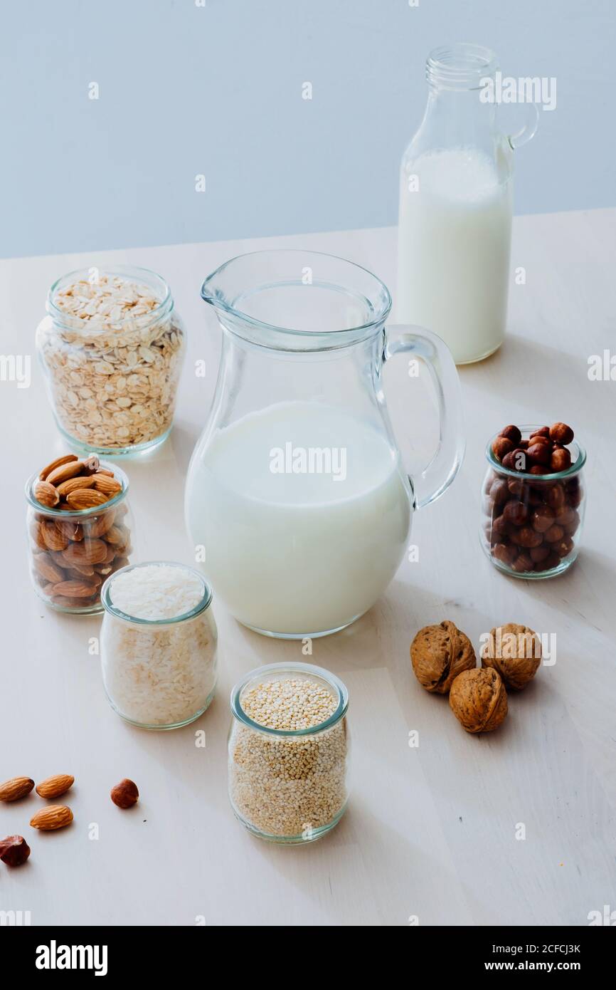 Ingredienti per la preparazione del latte vegano sul tavolo Foto Stock