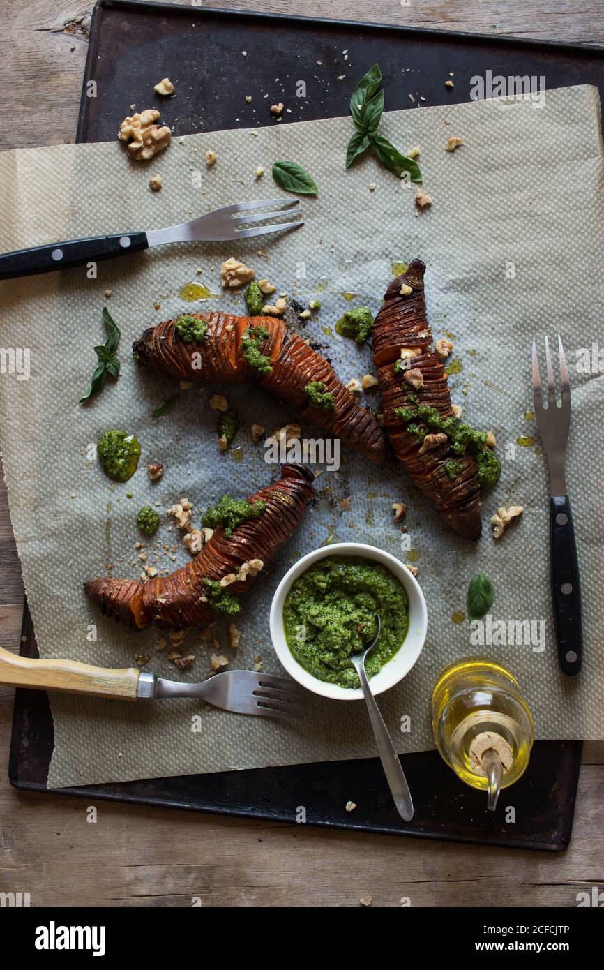Patate dolci con salsa al pesto Foto Stock