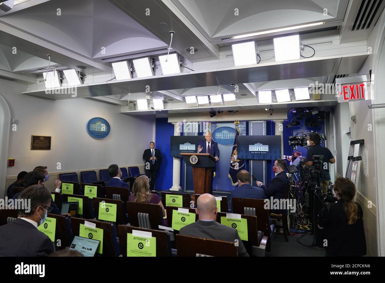 Washington, Stati Uniti. 04 settembre 2020. Il presidente degli Stati Uniti Donald Trump fa un commento nella Brady Press Briefing Room della Casa Bianca a Washington, DC venerdì 4 settembre 2020. Trump ha negato le accuse secondo cui utilizzava un linguaggio dispregiativo per le truppe statunitensi che morivano quando non partecipava a una cerimonia in un cimitero della prima guerra mondiale nel 2017. Foto di Chris Kleponis/UPI Credit: UPI/Alamy Live News Foto Stock