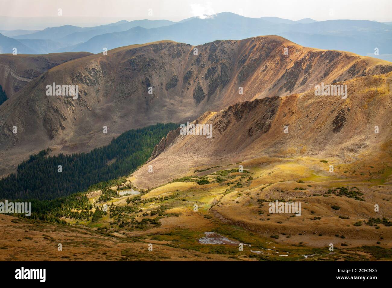 Vista della catena montuosa di Sangre de Cristo nelle Montagne Rocciose dal Wheeler Peak, il punto più alto del New Mexico, a Taos, New Mexico, USA Foto Stock