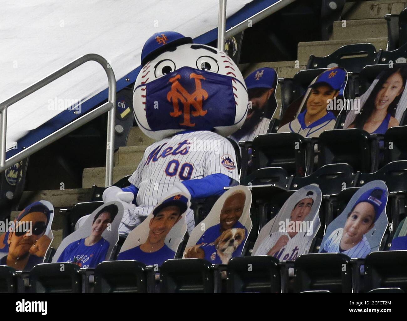 Queens, Stati Uniti. 04 settembre 2020. Met, la mascotte del team di New York Mets, indossa una maschera quando si siede sui sedili mentre i Mets giocano i Philadelphia Phillies al Citi Field venerdì 4 settembre 2020 a New York City. Foto di John Angelillo/UPI Credit: UPI/Alamy Live News Foto Stock