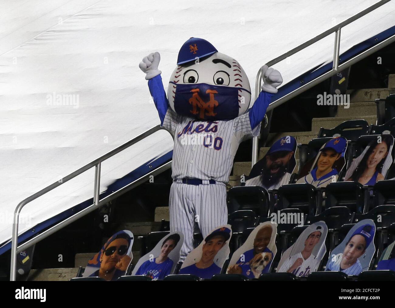 Queens, Stati Uniti. 04 settembre 2020. La mascotte del team New York Mets MR. Met indossa una maschera mentre si trova in una sezione di posti con i pugni in aria, mentre i Mets giocano i Philadelphia Phillies al Citi Field venerdì 4 settembre 2020 a New York City. Foto di John Angelillo/UPI Credit: UPI/Alamy Live News Foto Stock