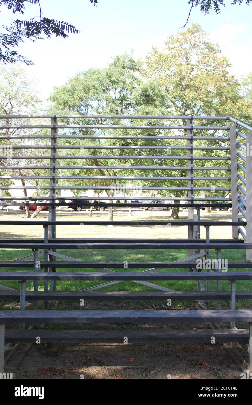 Il campo da baseball vuoto e gli appassionati di bleachers presso il parco locale. Foto Stock
