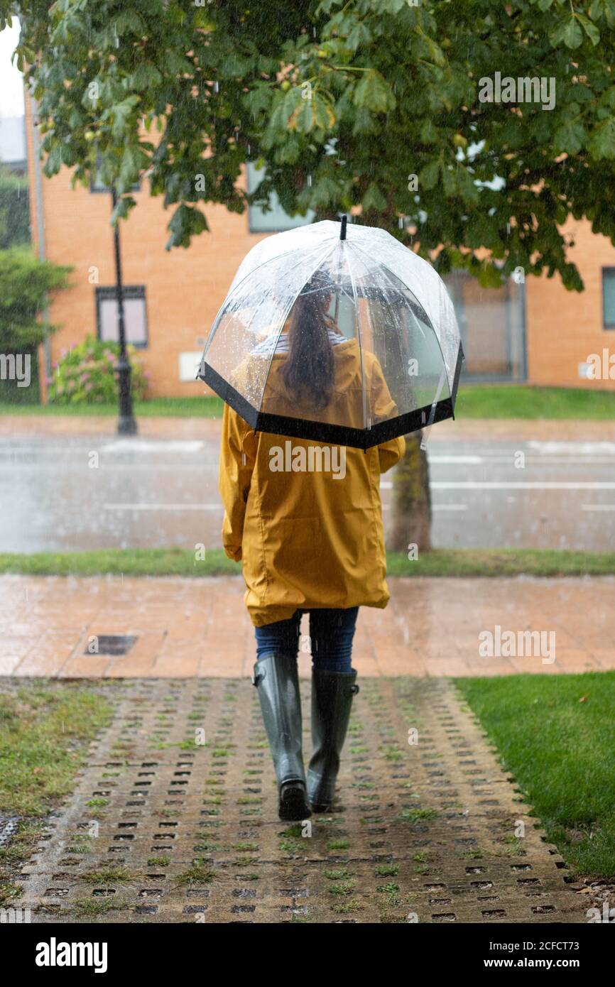 Yellow raincoat dark immagini e fotografie stock ad alta risoluzione - Alamy