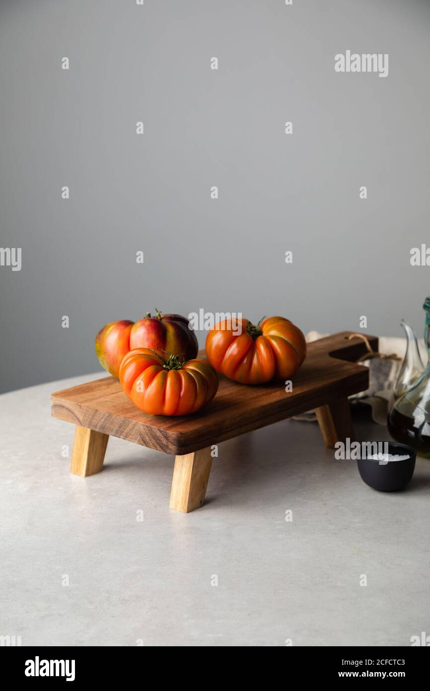 Composizione con pomodori rossi sul tavolo Foto Stock