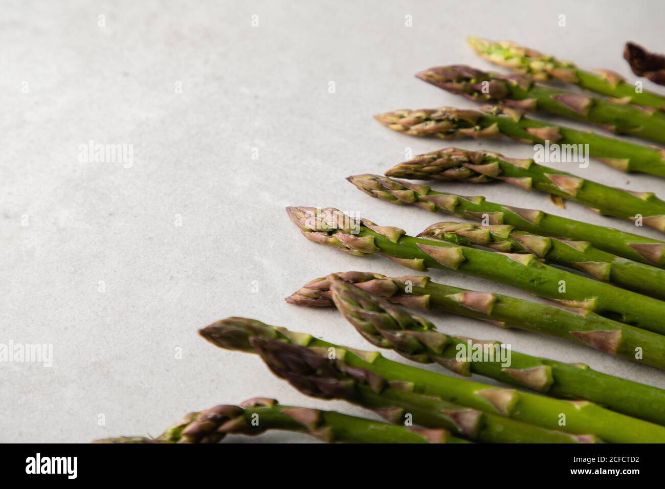 Asparagi freschi su tavola di marmo Foto Stock