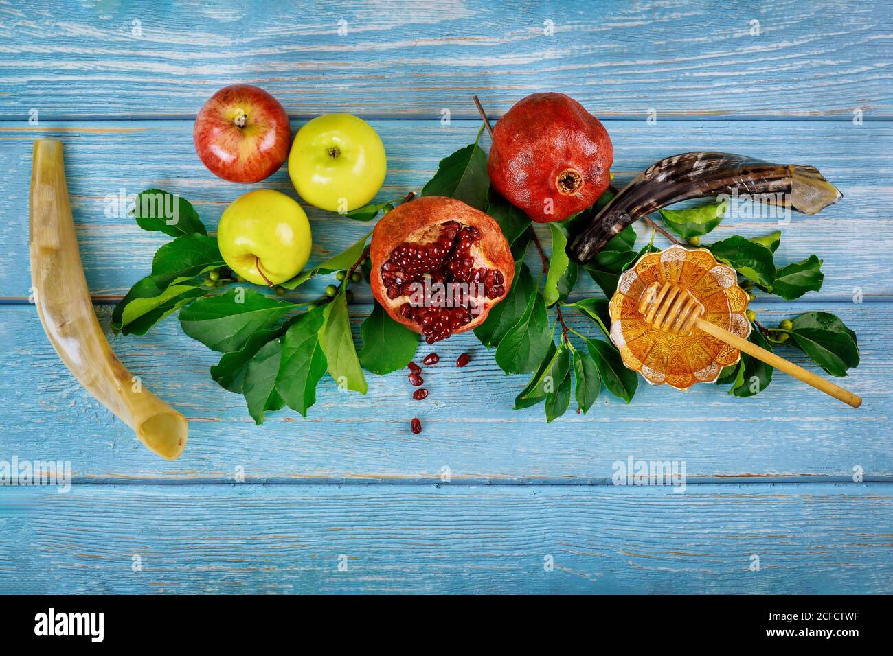 Sfondo per Rosh Hashanah con frutta e miele. Festa ebraica. Foto Stock
