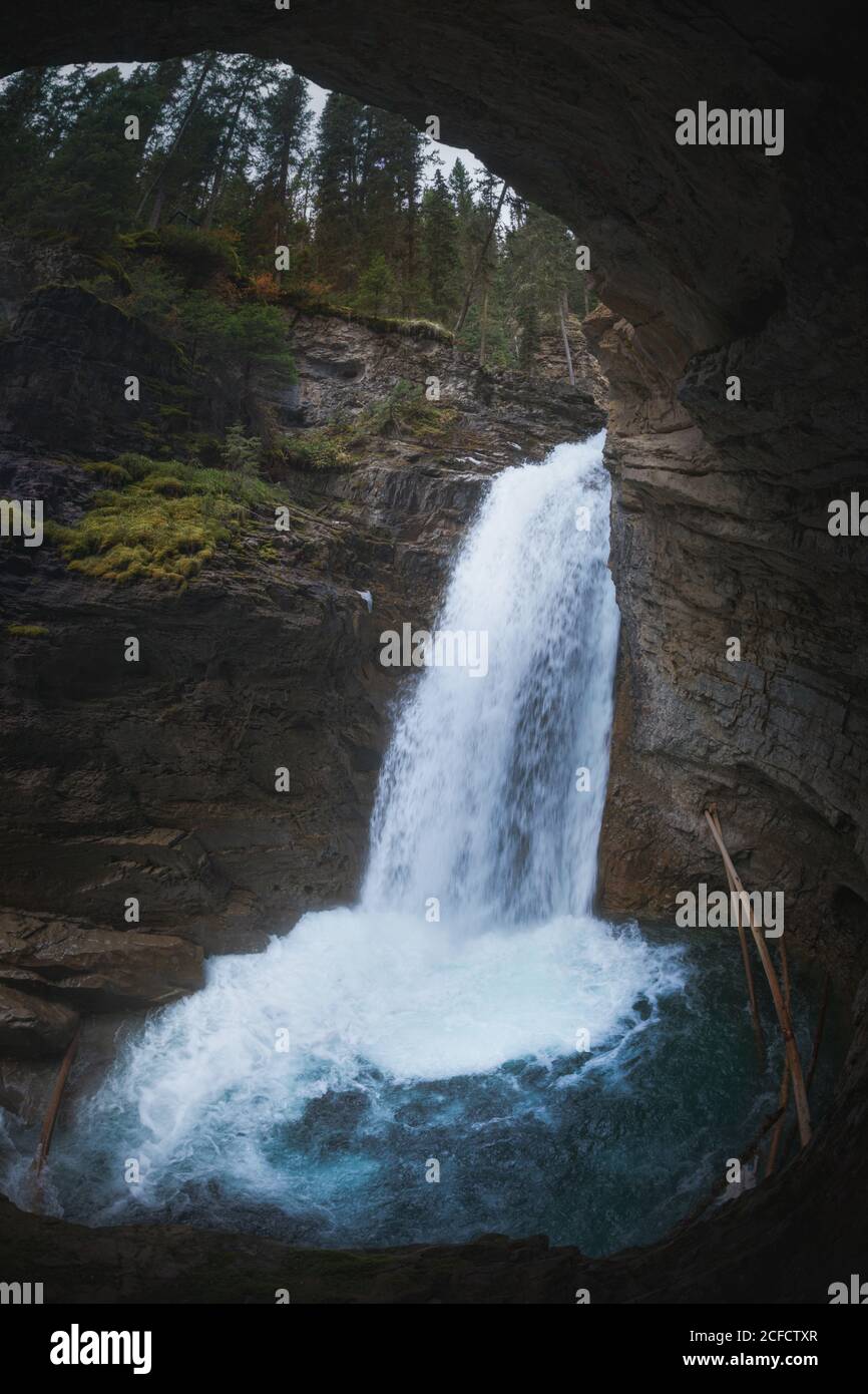Roccia con ruscello a cascata in lunga esposizione. Scatto verticale all'aperto. Foto Stock