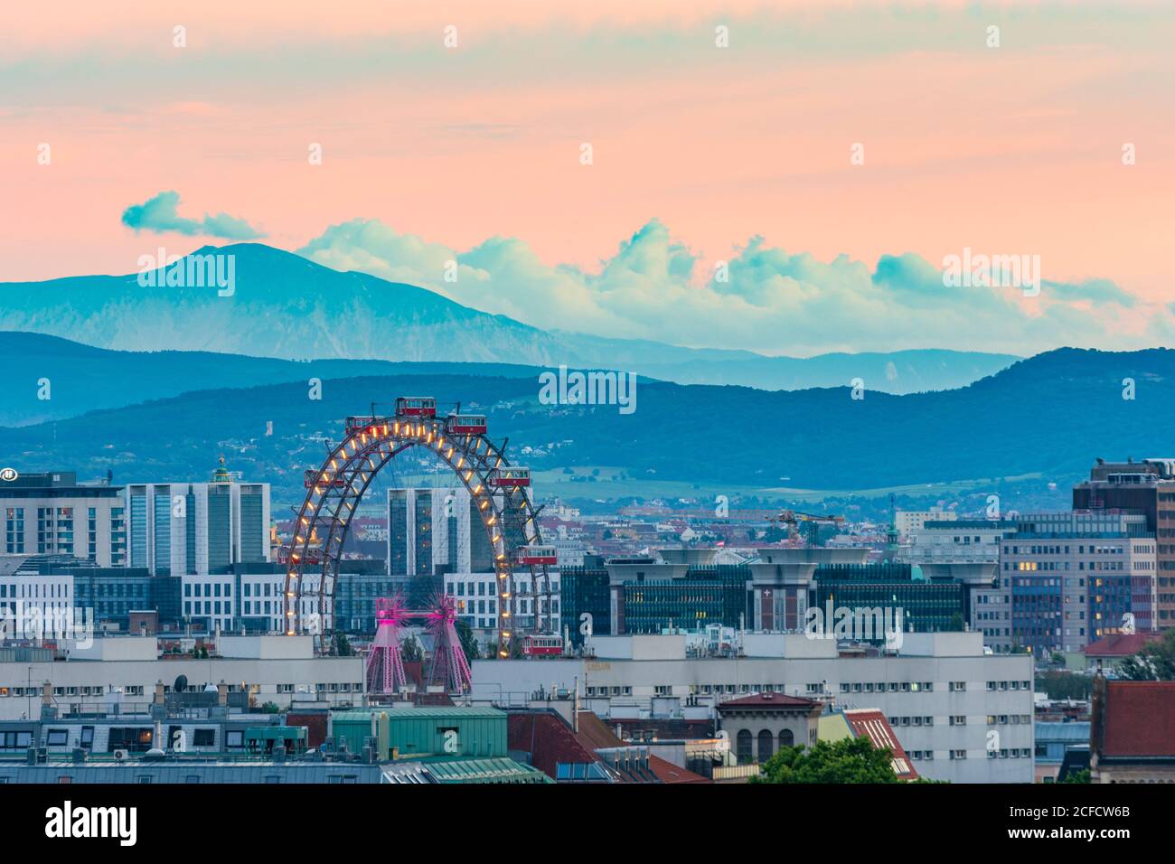 Wien / Vienna, ruota panoramica a Prater, montagna Schneeberg nel 00. Panoramica, Vienna, Austria Foto Stock