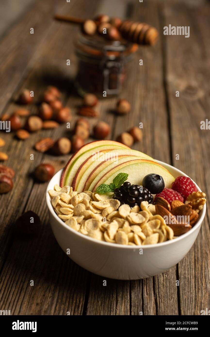 Ciotola con frutta a guscio e frutti di bosco Foto Stock