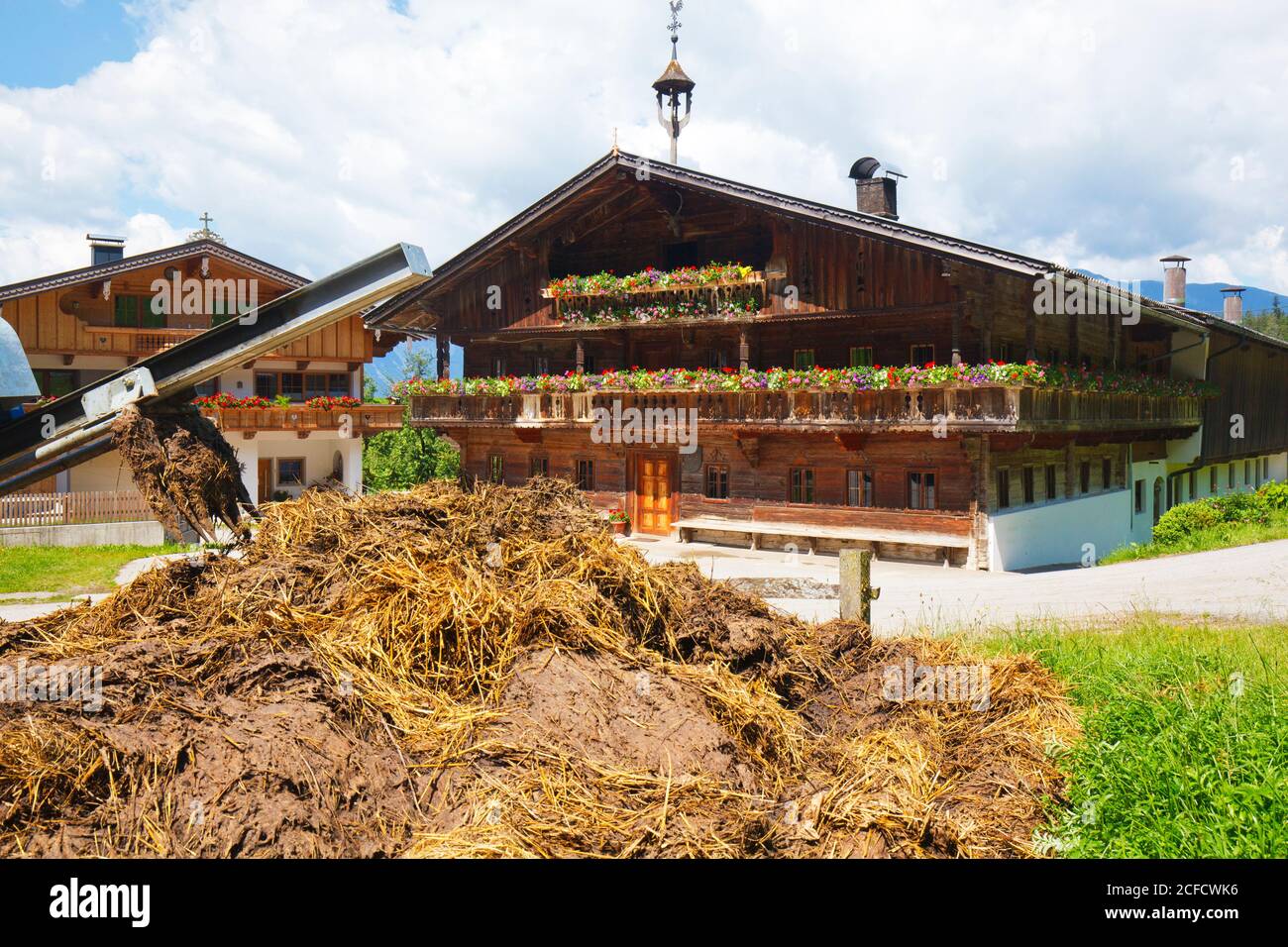 Sterco di fronte a una bella vecchia fattoria di montagna A Zimmererberg sopra Brixlegg in Tirolo Foto Stock