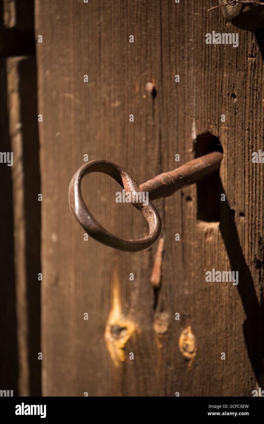 Porta in legno con chiave nel buco della serratura immagini e fotografie  stock ad alta risoluzione - Alamy