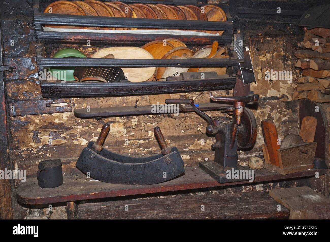 Cucina a fumo e dettagli in una casa colonica tirolese di montagna da il 1600 Foto Stock