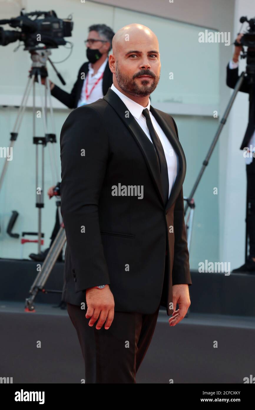 Venezia, Italia. 04 settembre 2020. Marco D'Amore cammina sul tappeto rosso davanti al film 'Padrenostro' al 77esimo Festival del Cinema di Venezia il 04 settembre 2020 a Venezia, Italia. Credit: Annalisa Flori/Media Punch/Alamy Live News Foto Stock