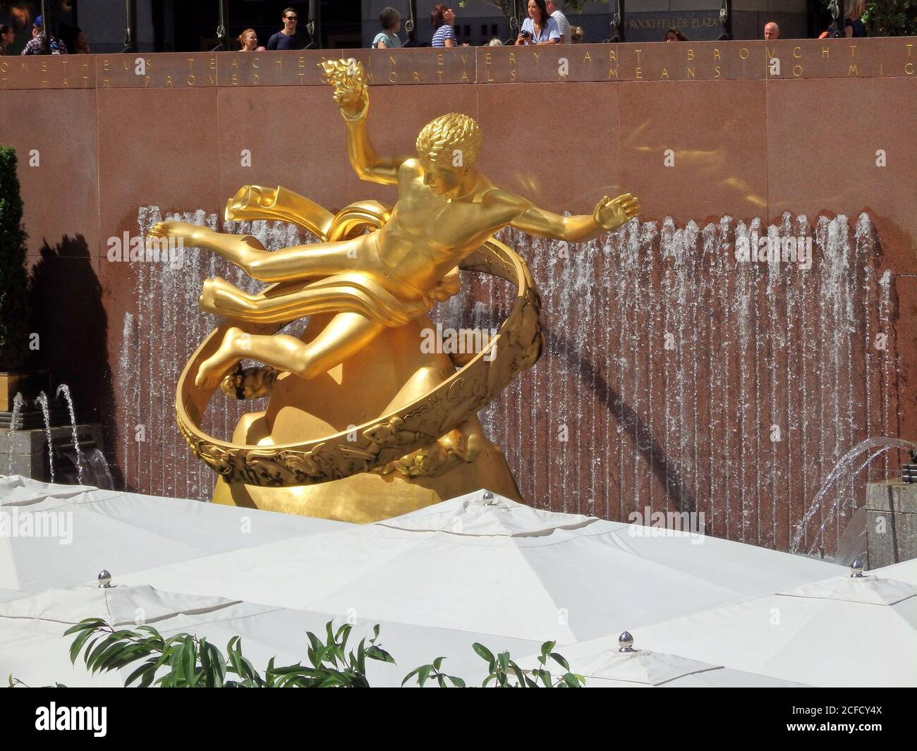 Statua e fontana di Prometheus al Rockefeller Center, New York City, Stati Uniti Foto Stock