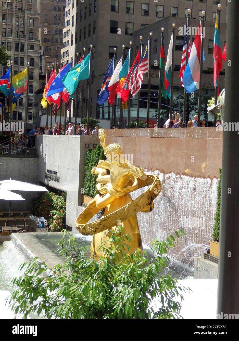 Statua e bandiere di Prometheus al Rockefeller Center, New York City, Stati Uniti Foto Stock