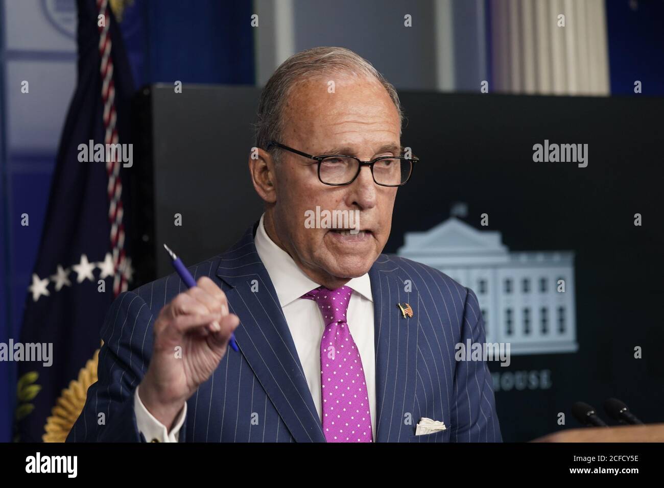 Direttore del Consiglio economico nazionale Larry Kudlow rivolgendosi alla stampa nella sala di Briefing per la stampa Brady della Casa Bianca a Washington, DC venerdì 4 settembre 2020.Credit: Chris Kleponis/Pool via CNP /MediaPunch Foto Stock