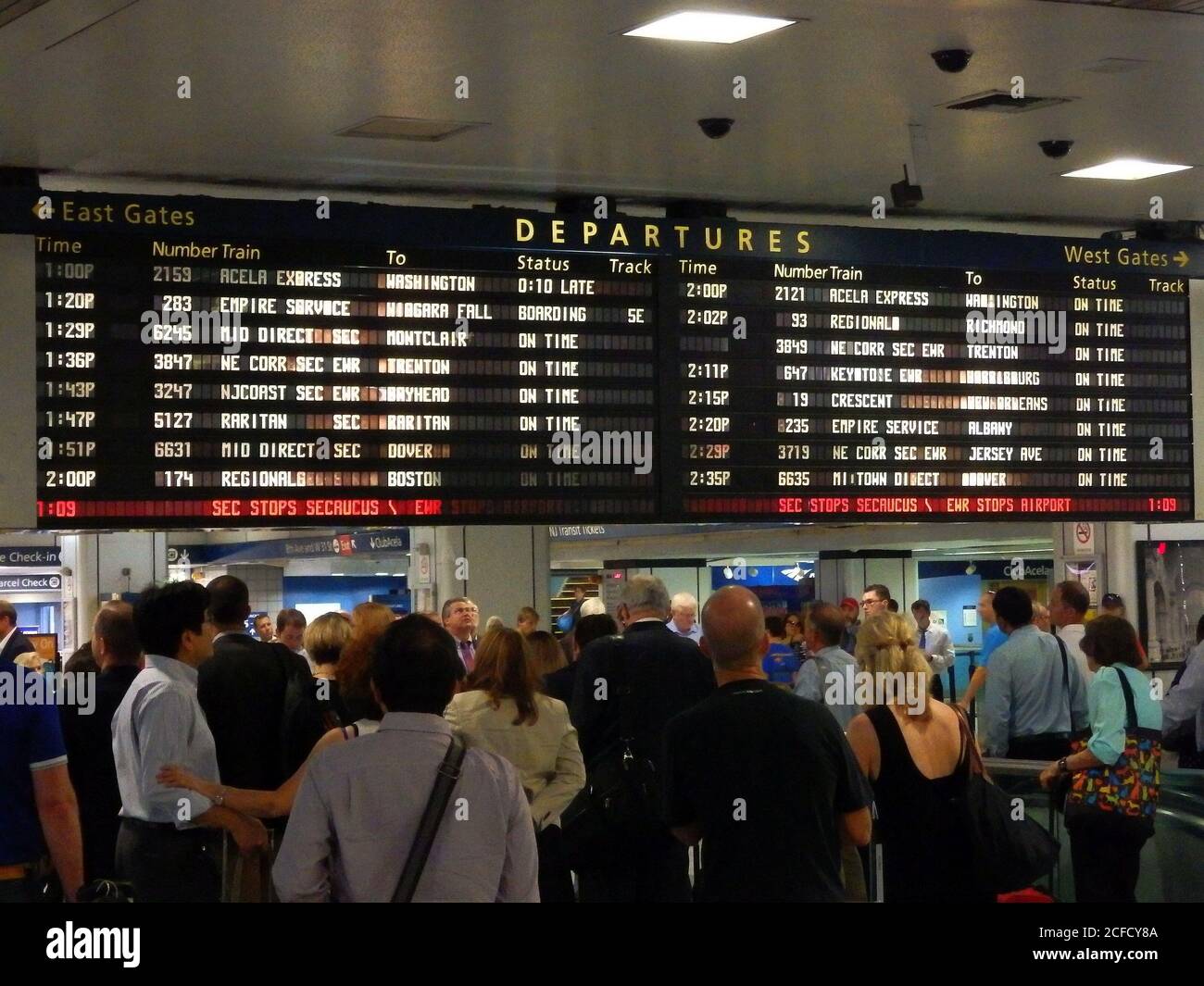 Pennsylvania Station, comunemente conosciuta come Penn Station, partenze treno bordo, New York City, Stati Uniti Foto Stock
