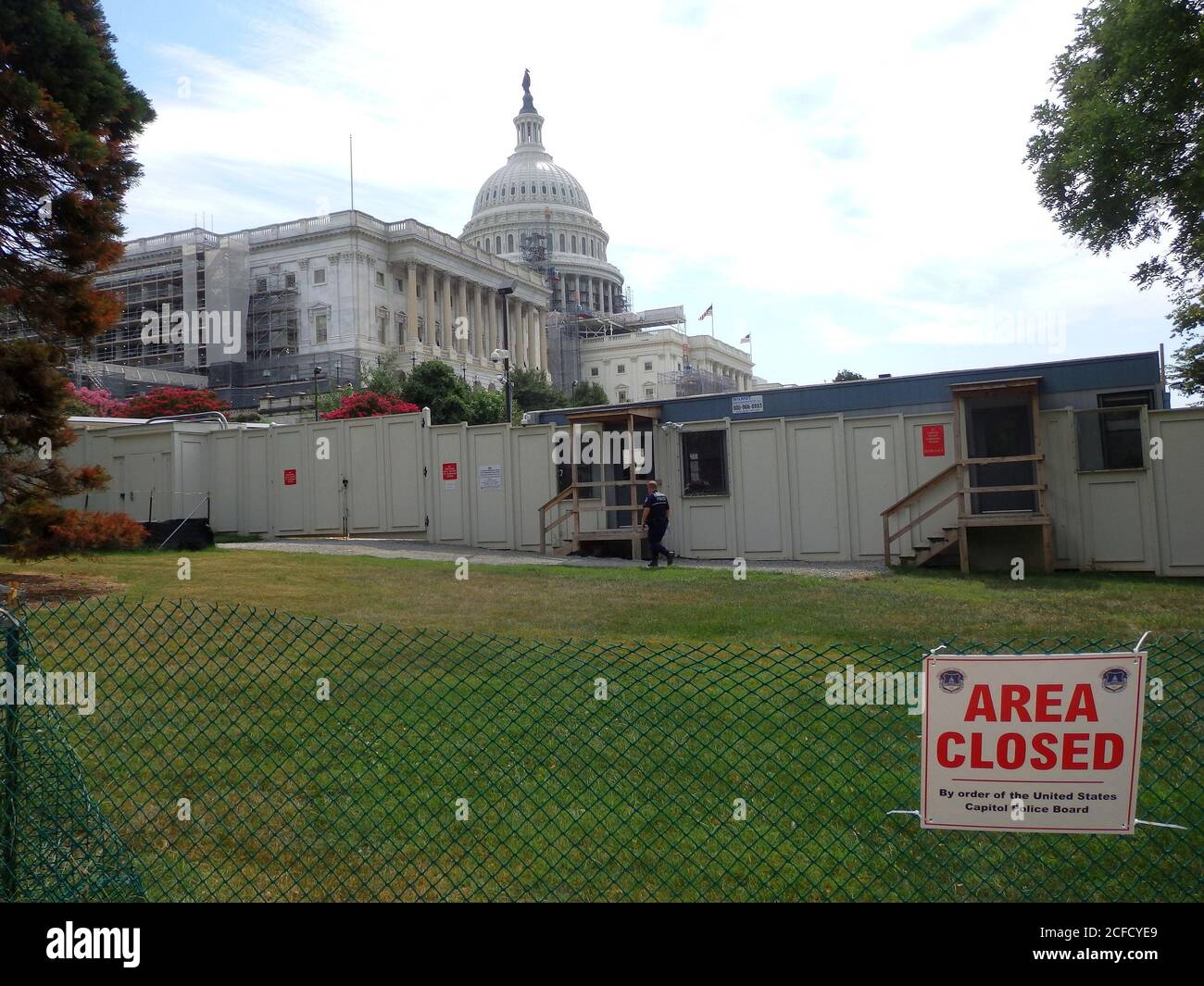 Cartello chiuso con il trailer di screening della US Capitol Police in primo piano del Capitol Building, Washington DC, Stati Uniti Foto Stock