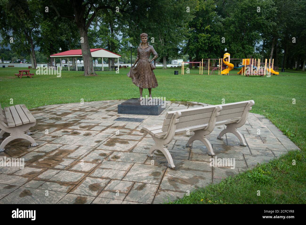 Statua di bronzo della comedienne Lucille Ball dell'artista Carolyn Palmer, Lucille Ball Memorial Park, Celeron, NY, USA Foto Stock