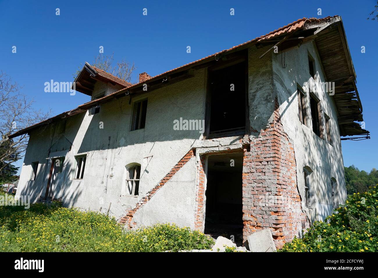 Germania, Baviera, alta Baviera, distretto di Altötting, vecchia casa di campagna vacante, fatiscente, pronta per la demolizione Foto Stock
