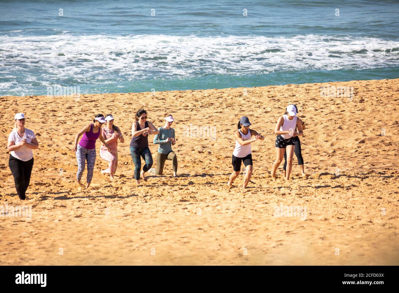 Le donne si allenano su una spiaggia a Sydney per mantenersi in forma, NSW, Australia Foto Stock