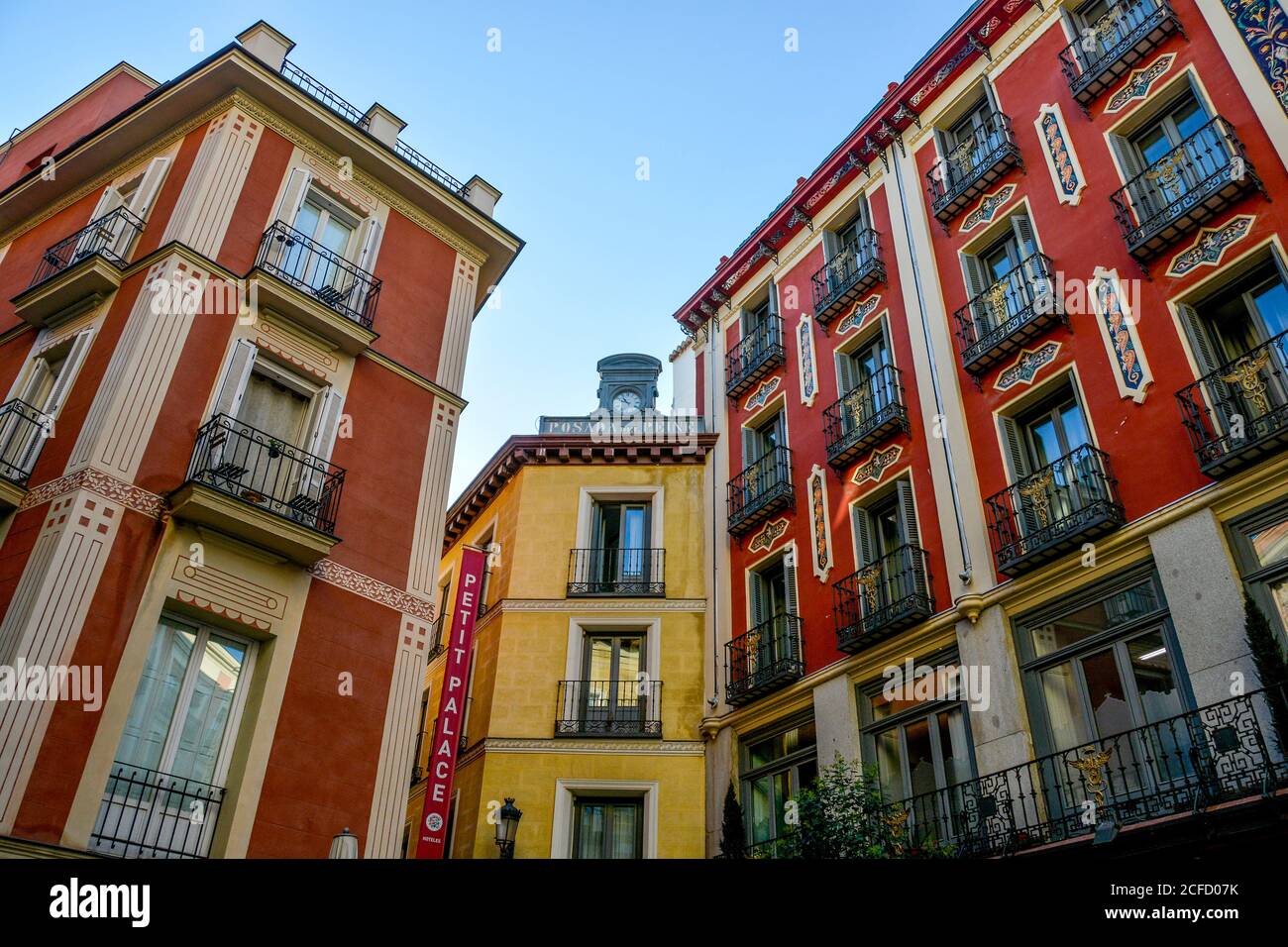 Edifici con l'inconfondibile stile architettonico spagnolo, Madrid, Spagna. Foto Stock