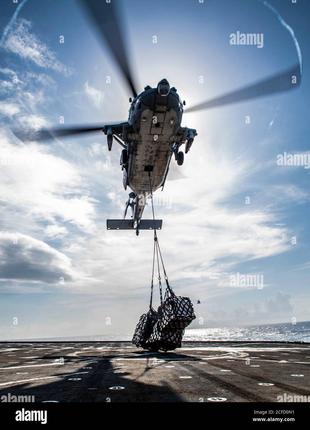 MARE DELLE FILIPPINE (settembre 3, 2020) un elicottero MH-60S Sea Hawk degli "Arcangels" di Helicopter Sea Combat Squadron (HSC) 25, distaccamento 6, consegna i negozi al ponte di volo della nave di atterraggio amfibia USS Germantown (LSD 42) mentre la nave effettua un rifornimento in mare con la nave di carico/munizioni asciutte USNS Charles Drew (T-AKE 10). Germantown, parte dell'America Amphibious Ready Group assegnato a Amphibious Squadron 11, insieme alla 31esima unità di spedizione marina, opera nella settima area operativa della flotta per migliorare l'interoperabilità con alleati e partner e servire come a Foto Stock