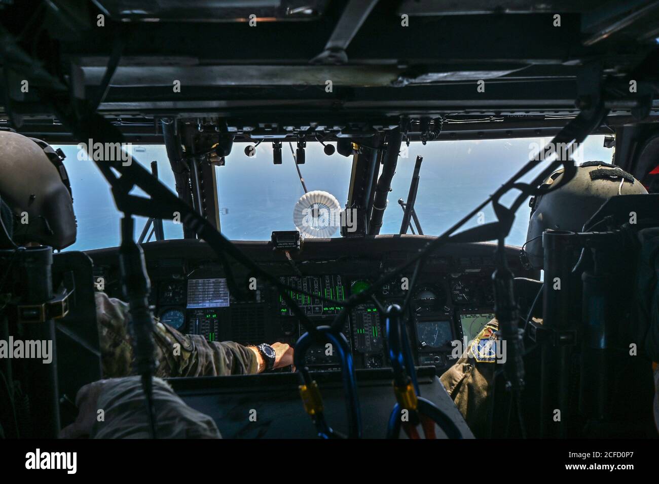 301st i piloti di Rescue Squadron posizionano il loro elicottero Hawk pave HH-60G per collegarsi con l'aereo HC-130J Combat King II per iniziare il rifornimento aria-aria sull'Oceano Atlantico 3 settembre 2020. Gli aeromobili sono assegnati alla 920esima ala di salvataggio situata sulla base dell'aeronautica di Patrick, la Fla. Il salvataggio dell'aeronautica è l'unica entità del DoD specificamente organizzata, addestrata ed equipaggiata per condurre le operazioni di recupero del personale nelle zone ostili o negate come missione primaria. (STATI UNITI Air Force foto di Tech. SGT. Kelly Goonan) Foto Stock