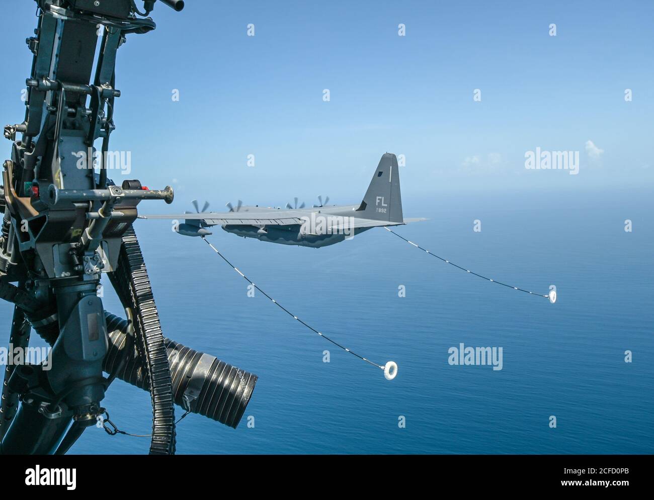 Un aereo HC-130J Combat King II si prepara a rifornire gli elicotteri HH-60G Pave Hawk sull'Oceano Atlantico 3 settembre 2020. Gli aeromobili sono assegnati alla 920esima ala di salvataggio situata sulla base dell'aeronautica di Patrick, la Fla. Il salvataggio dell'aeronautica è l'unica entità del DoD specificamente organizzata, addestrata ed equipaggiata per condurre le operazioni di recupero del personale nelle zone ostili o negate come missione primaria. (STATI UNITI Air Force foto di Tech. SGT. Kelly Goonan) Foto Stock