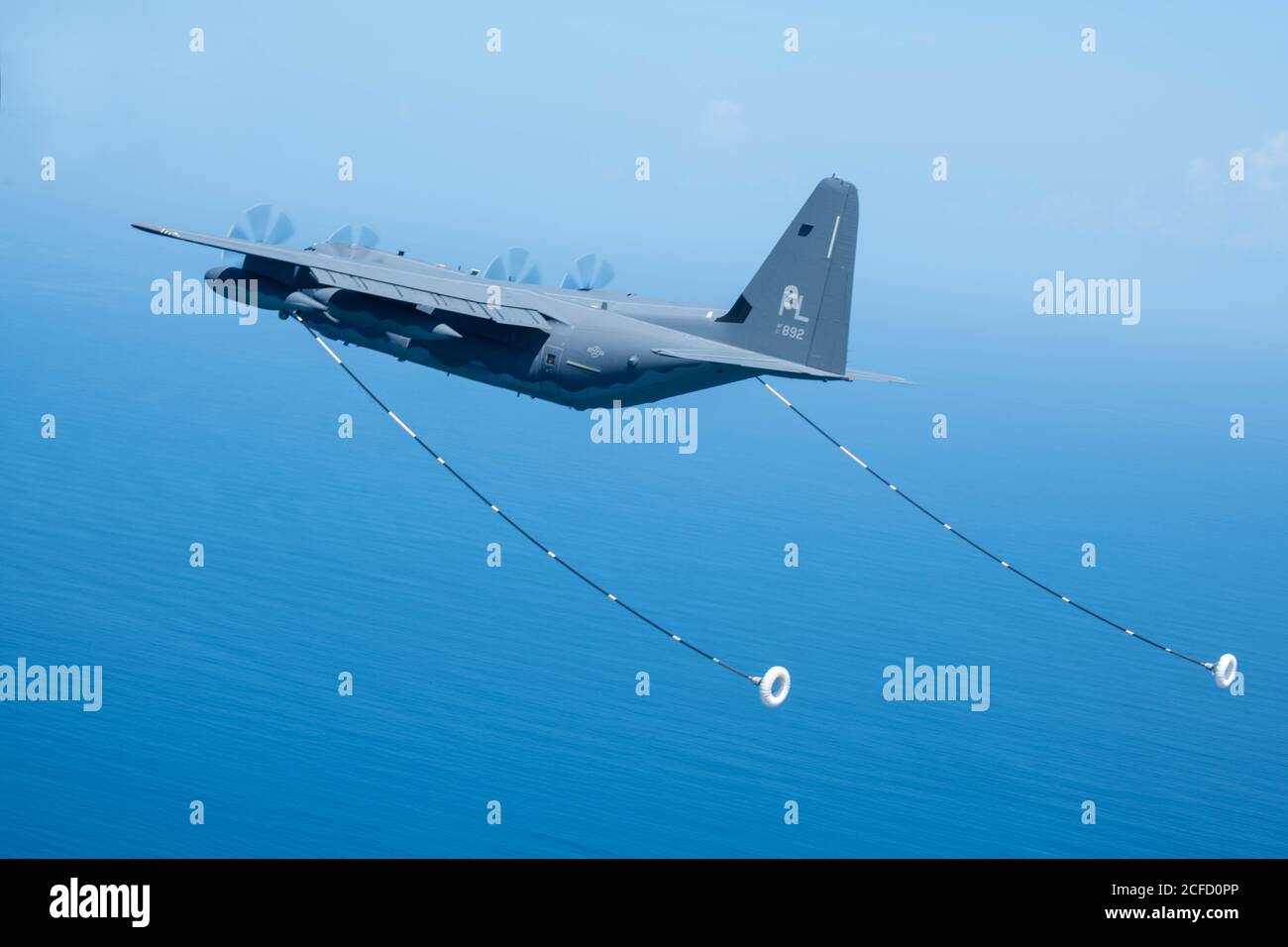 Un aereo HC-130J Combat King II si posiziona per rifornire due elicotteri HH-60G Pave Hawk sull'Oceano Atlantico 3 settembre 2020. Gli aeromobili sono assegnati alla 920esima ala di salvataggio situata sulla base dell'aeronautica di Patrick, la Fla. Il salvataggio dell'aeronautica è l'unica entità del DoD specificamente organizzata, addestrata ed equipaggiata per condurre le operazioni di recupero del personale nelle zone ostili o negate come missione primaria. (STATI UNITI Air Force foto di Tech. SGT. Kelly Goonan) Foto Stock