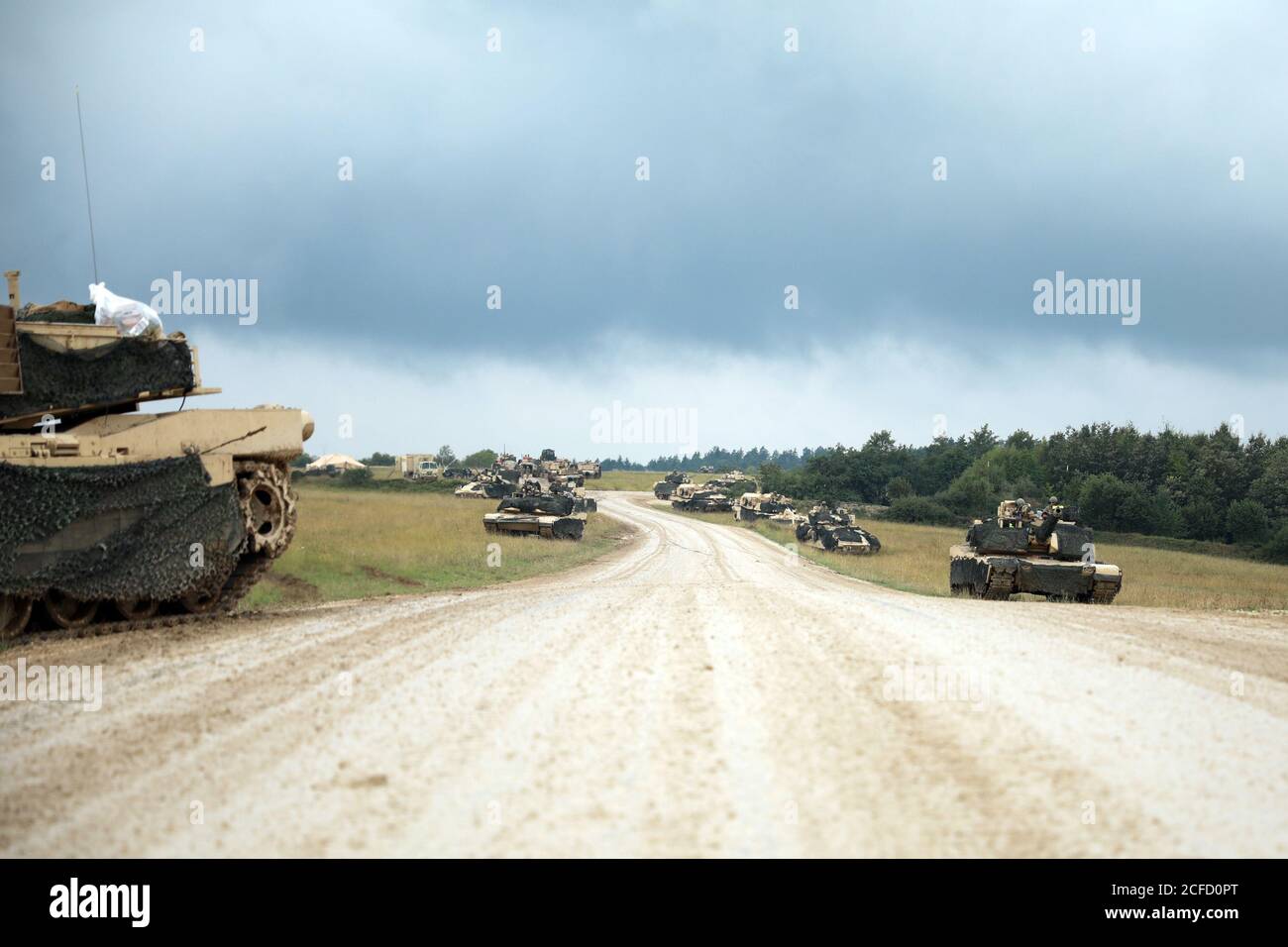 I veicoli armati assegnati al 3° Battaglione, il 67° Reggimento corazzato, 2° Armored Brigade Combat Team si allineano durante l'esercizio di addestramento Combined Arms Live Fire presso l'Area di addestramento di Grafenwoehr, Germania, 1 settembre 2020. U.S. Army Europe garantisce la disponibilità costante di forze armate statunitensi credibili in combattimento a sostegno dei nostri alleati e partner e della stabilità e sicurezza dell'Europa. A tal fine, il nostro personale e le nostre attrezzature devono rimanere ad un livello di preparazione elevato. (US Army photo di Sgt. Thomas Stubblefield) Foto Stock