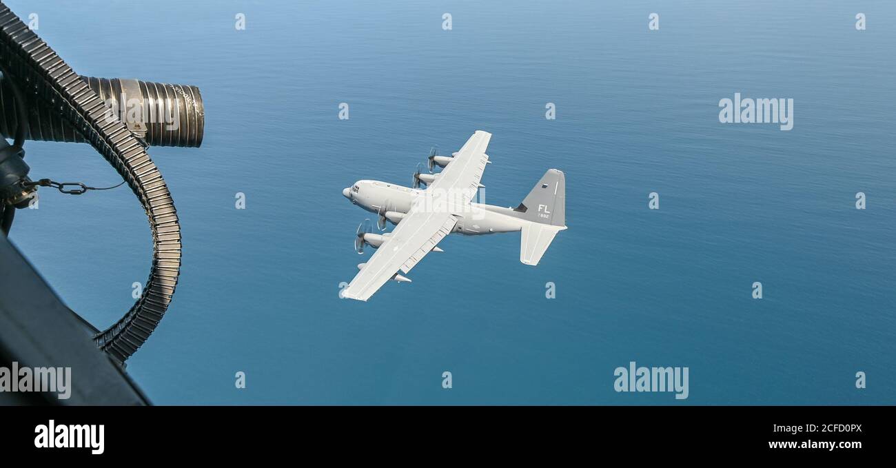 Un aereo HC-130J Combat King II si posiziona per rifornire due elicotteri HH-60G Pave Hawk sull'Oceano Atlantico 3 settembre 2020. Gli aeromobili sono assegnati alla 920esima ala di salvataggio situata sulla base dell'aeronautica di Patrick, la Fla. Il salvataggio dell'aeronautica è l'unica entità del DoD specificamente organizzata, addestrata ed equipaggiata per condurre le operazioni di recupero del personale nelle zone ostili o negate come missione primaria. (STATI UNITI Air Force foto di Tech. SGT. Kelly Goonan) Foto Stock