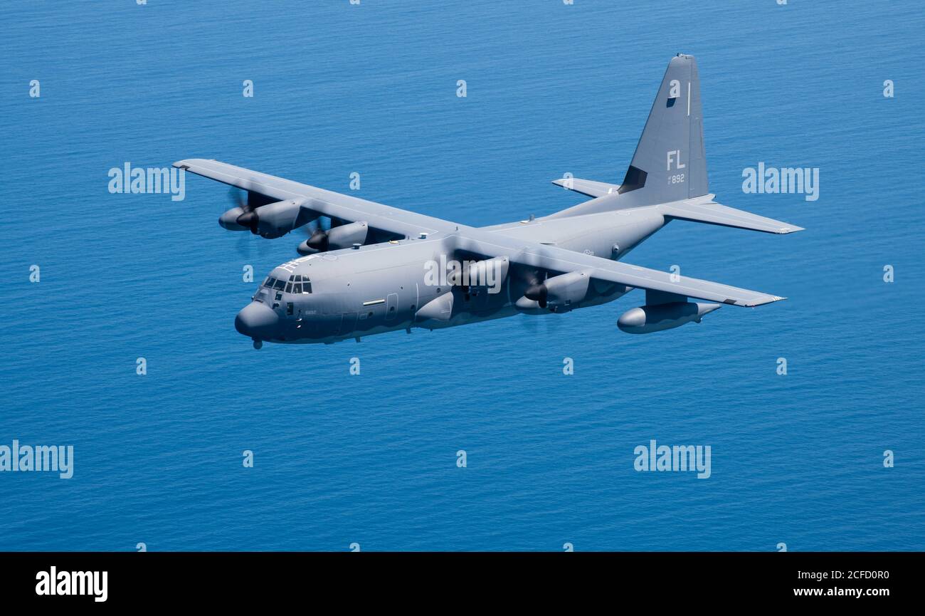 Un aereo HC-130J Combat King II si posiziona per rifornire due elicotteri HH-60G Pave Hawk sull'Oceano Atlantico 3 settembre 2020. Gli aeromobili sono assegnati alla 920esima ala di salvataggio situata sulla base dell'aeronautica di Patrick, la Fla. Il salvataggio dell'aeronautica è l'unica entità del DoD specificamente organizzata, addestrata ed equipaggiata per condurre le operazioni di recupero del personale nelle zone ostili o negate come missione primaria. (STATI UNITI Air Force foto di Tech. SGT. Kelly Goonan) Foto Stock