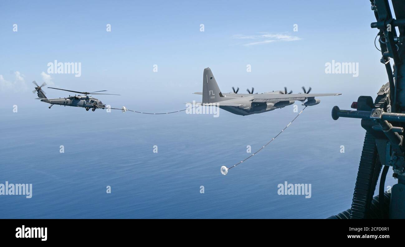 Un aereo HC-130J Combat King II rifornisce un elicottero HH-60G Pave Hawk sull'Oceano Atlantico 3 settembre 2020. Gli aeromobili sono assegnati alla 920esima ala di salvataggio situata sulla base dell'aeronautica di Patrick, la Fla. Il salvataggio dell'aeronautica è l'unica entità del DoD specificamente organizzata, addestrata ed equipaggiata per condurre le operazioni di recupero del personale nelle zone ostili o negate come missione primaria. (STATI UNITI Air Force foto di Tech. SGT. Kelly Goonan) Foto Stock