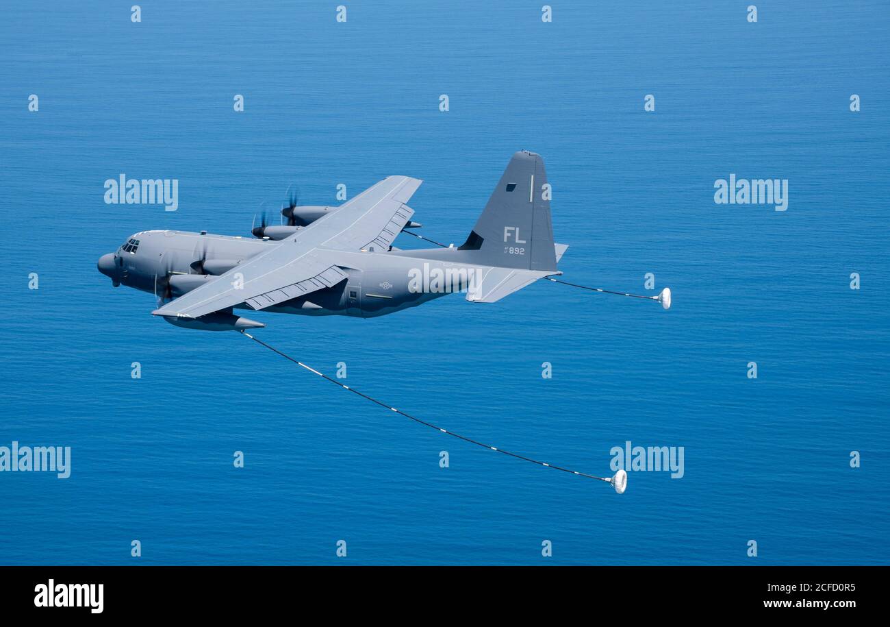Un aereo HC-130J Combat King II si posiziona per rifornire due elicotteri HH-60G Pave Hawk sull'Oceano Atlantico 3 settembre 2020. Gli aeromobili sono assegnati alla 920esima ala di salvataggio situata sulla base dell'aeronautica di Patrick, la Fla. Il salvataggio dell'aeronautica è l'unica entità del DoD specificamente organizzata, addestrata ed equipaggiata per condurre le operazioni di recupero del personale nelle zone ostili o negate come missione primaria. (STATI UNITI Air Force foto di Tech. SGT. Kelly Goonan) Foto Stock