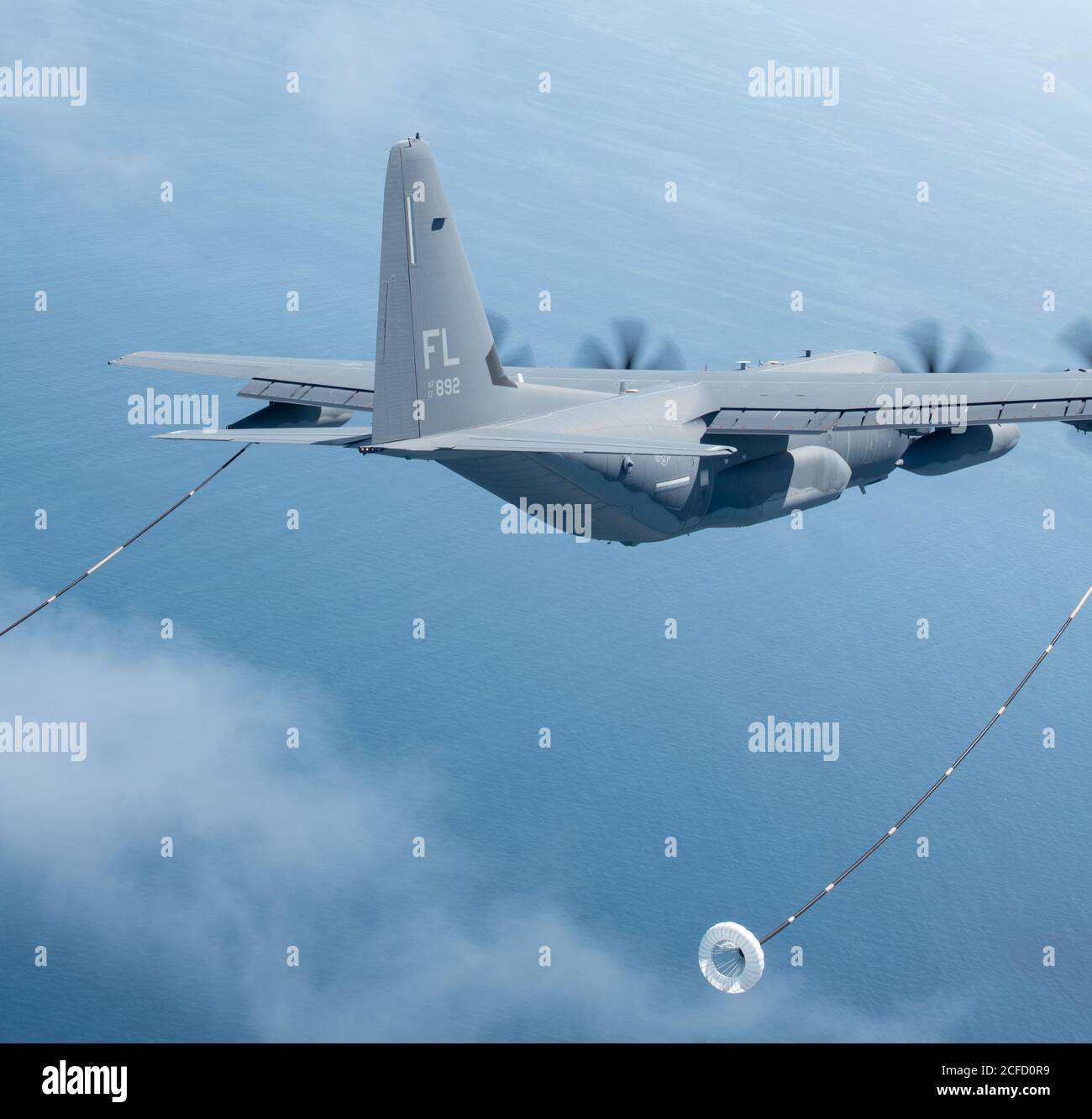 Un aereo HC-130J Combat King II si posiziona per rifornire due elicotteri HH-60G Pave Hawk sull'Oceano Atlantico 3 settembre 2020. Gli aeromobili sono assegnati alla 920esima ala di salvataggio situata sulla base dell'aeronautica di Patrick, la Fla. Il salvataggio dell'aeronautica è l'unica entità del DoD specificamente organizzata, addestrata ed equipaggiata per condurre le operazioni di recupero del personale nelle zone ostili o negate come missione primaria. (STATI UNITI Air Force foto di Tech. SGT. Kelly Goonan) Foto Stock