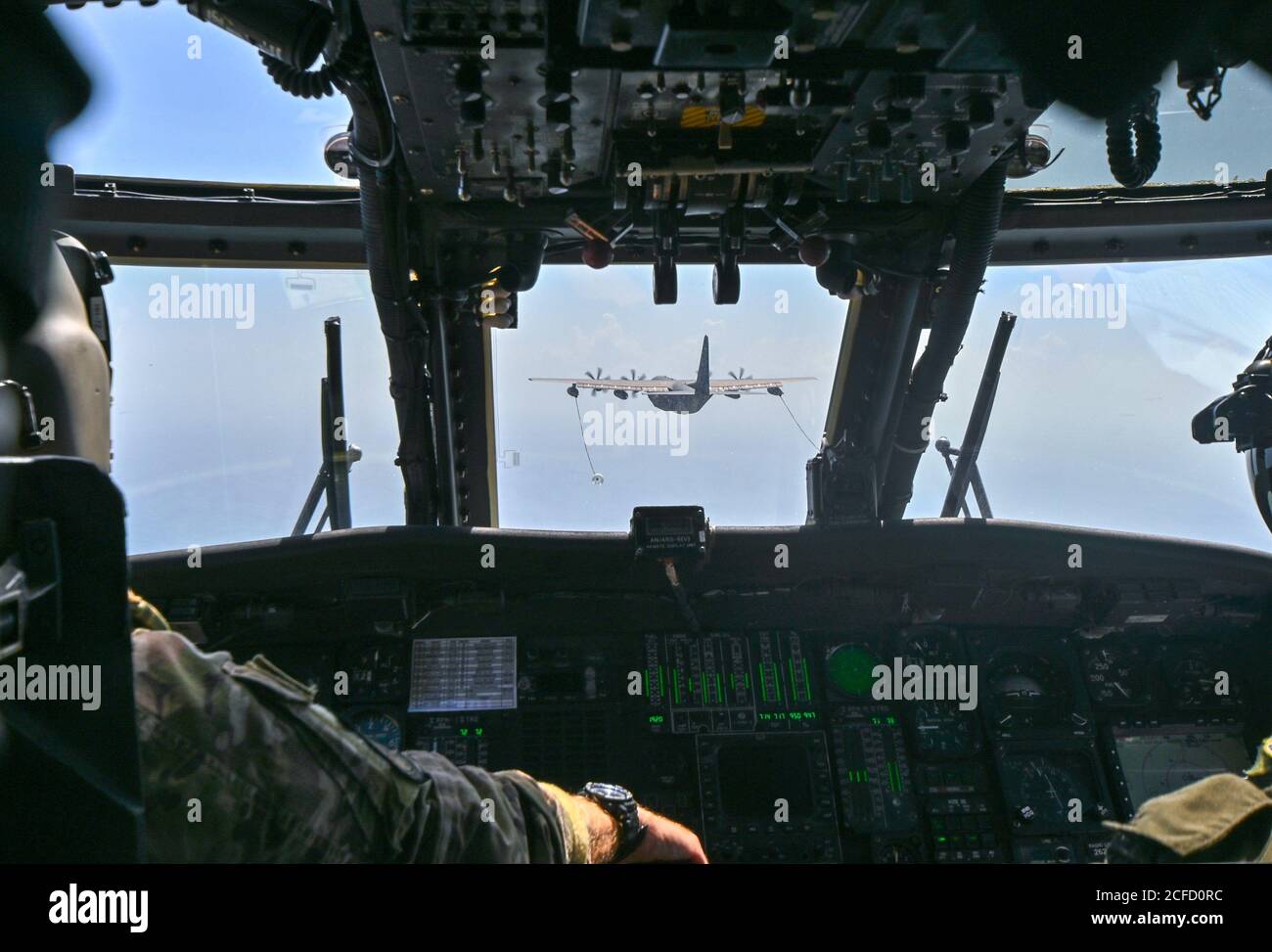 301st i piloti di Rescue Squadron posizionano il loro elicottero Hawk pave HH-60G per collegarsi con l'aereo HC-130J Combat King II per iniziare il rifornimento aria-aria sull'Oceano Atlantico 3 settembre 2020. Gli aeromobili sono assegnati alla 920esima ala di salvataggio situata sulla base dell'aeronautica di Patrick, la Fla. Il salvataggio dell'aeronautica è l'unica entità del DoD specificamente organizzata, addestrata ed equipaggiata per condurre le operazioni di recupero del personale nelle zone ostili o negate come missione primaria. (STATI UNITI Air Force foto di Tech. SGT. Kelly Goonan) Foto Stock
