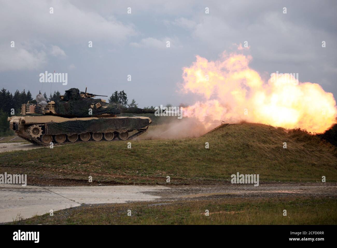 Un carro armato di battaglia principale di M1A1 Abrams assegnato al 3° Battaglione, al 67° Reggimento di Armoed, 2° Armoed Brigade Combat Team, 3° Divisione di Fanteria, spara la sua pistola principale durante l'esercizio combinato di addestramento al fuoco in tempo reale di armi presso l'area di addestramento di Grafenwoehr, Germania, 1 settembre 2020. U.S. Army Europe garantisce la disponibilità costante di forze armate statunitensi credibili in combattimento a sostegno dei nostri alleati e partner e della stabilità e sicurezza dell'Europa. A tal fine, il nostro personale e le nostre attrezzature devono rimanere ad un livello di preparazione elevato. (US Army photo di Sgt. Thomas Stubblefield) Foto Stock