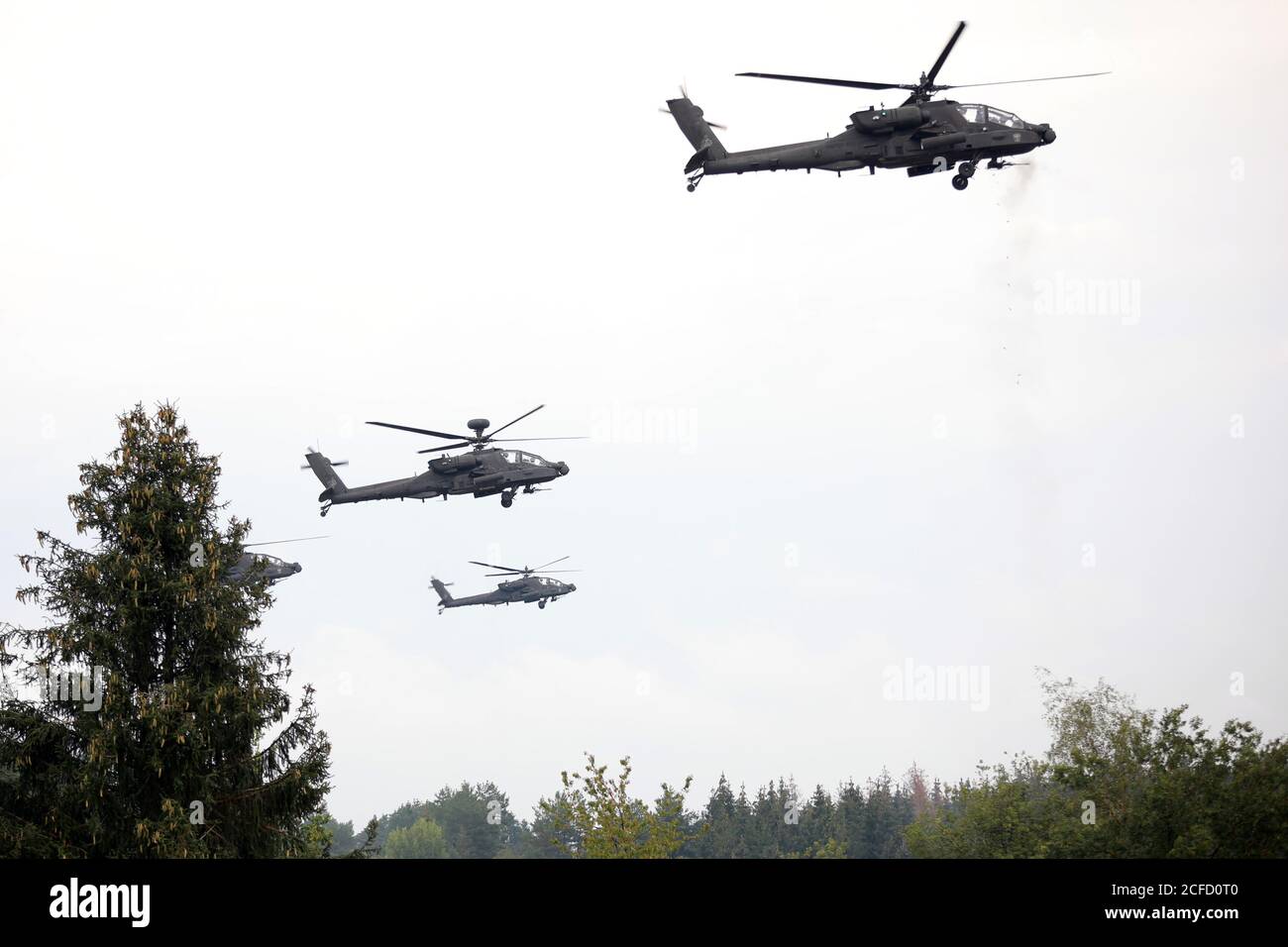 AH64 elicotteri Apache da UN'azienda, 1° Battaglione, 101° Brigata dell'aviazione di combattimento, 101° Divisione di scalinata (Air Assault), pratica di armi da fuoco durante l'esercitazione di addestramento del fuoco in tensione delle armi combinate a Grafenwoehr Area di addestramento, Germania, 1 settembre 2020. U.S. Army Europe garantisce la disponibilità costante di forze dell'Esercito USA credibili in combattimento a sostegno dei nostri alleati e partner e della stabilità e sicurezza dell'Europa. A tal fine, il nostro personale e le nostre attrezzature devono rimanere ad un livello di preparazione elevato. (US Army photo di Sgt. Thomas Stubblefield) Foto Stock
