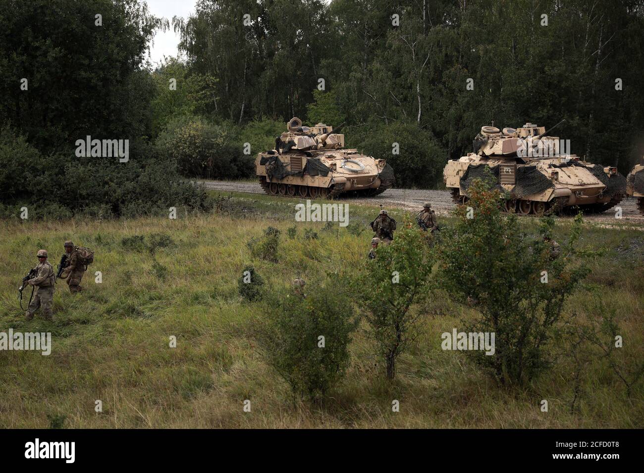 I soldati assegnati al 3° Battaglione, il 67° Reggimento corazzato, 2° Team di combattimento brigata corazzata, 3° Divisione Fanteria, si smontano dai veicoli da combattimento M2 Bradley durante l'esercitazione di addestramento fuoco dal vivo sulle armi combinata presso l'area di addestramento di Grafenwoehr, Germania, 1° settembre 2020. U.S. Army Europe garantisce la disponibilità costante di forze armate statunitensi credibili in combattimento a sostegno dei nostri alleati e partner e della stabilità e sicurezza dell'Europa. A tal fine, il nostro personale e le nostre attrezzature devono rimanere ad un livello di preparazione elevato. (US Army photo di Sgt. Thomas Stubblefield) Foto Stock