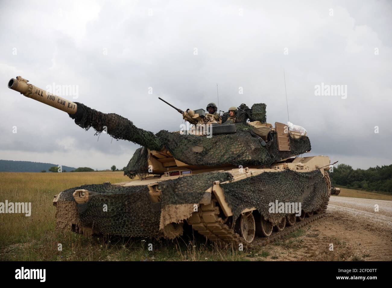 Soldati assegnati al 3° Battaglione, 67° Reggimento Armored, 2° Armored Brigade Combat Team. 3° Divisione Fanteria, uomo un carro armato di battaglia principale M1 Abrams durante l'esercitazione di addestramento di fuoco vivo di armi combinate all'area di addestramento di Grafenwoehr, Germania, 1 settembre 2020. U.S. Army Europe garantisce la disponibilità costante di forze armate statunitensi credibili in combattimento a sostegno dei nostri alleati e partner e della stabilità e sicurezza dell'Europa. A tal fine, il nostro personale e le nostre attrezzature devono rimanere ad un livello di preparazione elevato. (US Army photo di Sgt. Thomas Stubblefield) Foto Stock