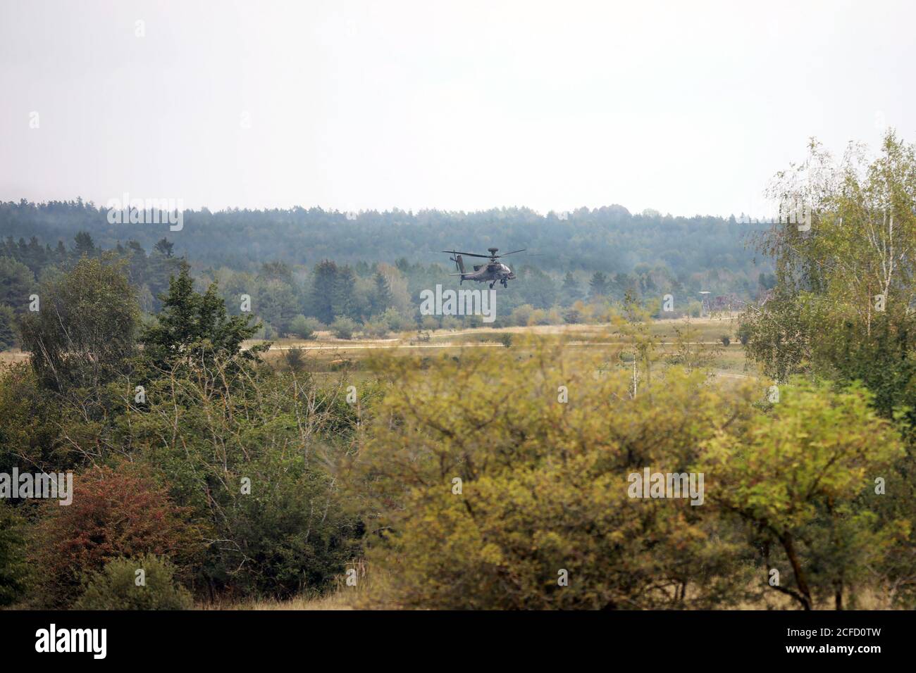 AH64 elicotteri Apache da UN'azienda, 1° Battaglione, 101° Brigata dell'aviazione di combattimento, 101° Divisione di scalinata (Air Assault), pratica di armi da fuoco durante l'esercitazione di addestramento del fuoco in tensione delle armi combinate a Grafenwoehr Area di addestramento, Germania, 1 settembre 2020. U.S. Army Europe garantisce la disponibilità costante di forze dell'Esercito USA credibili in combattimento a sostegno dei nostri alleati e partner e della stabilità e sicurezza dell'Europa. A tal fine, il nostro personale e le nostre attrezzature devono rimanere ad un livello di preparazione elevato. (US Army photo di Sgt. Thomas Stubblefield) Foto Stock